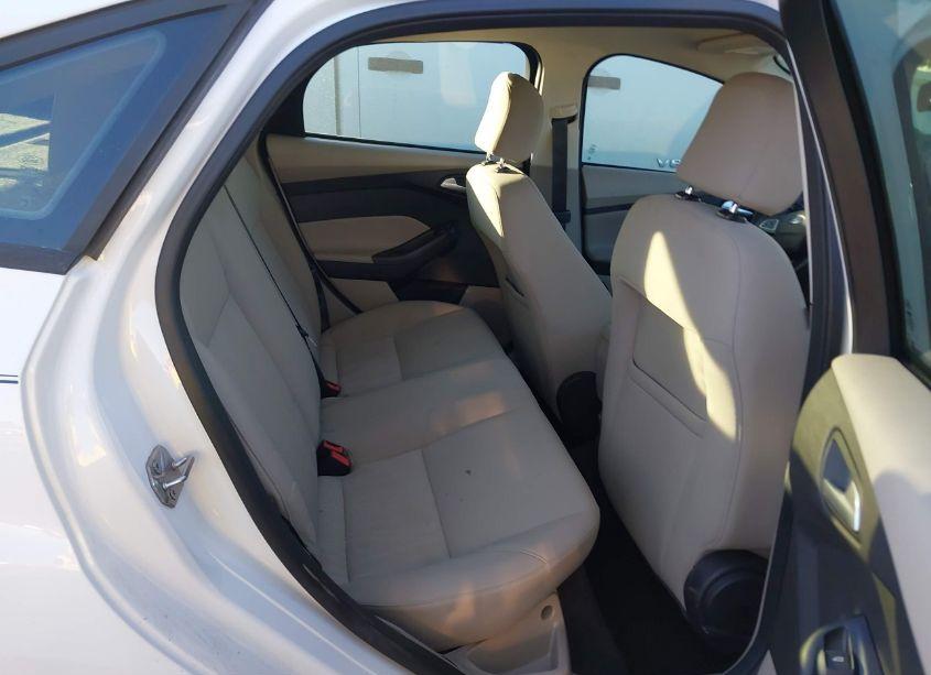 Photo 8 of 2016 Ford Focus SE (VIN 1FADP3F21GL210919)