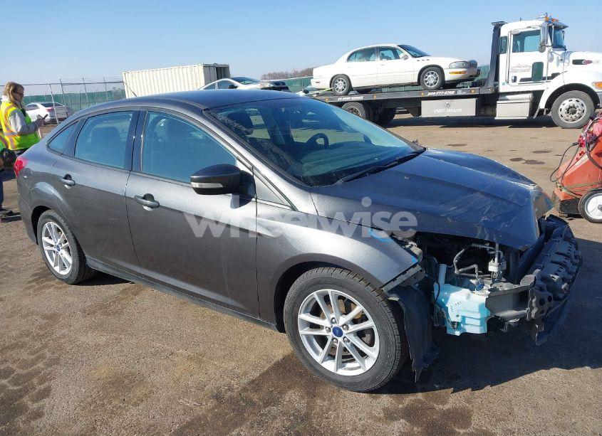 2016 Ford Focus SE (VIN 1FADP3F21GL212718) main photo
