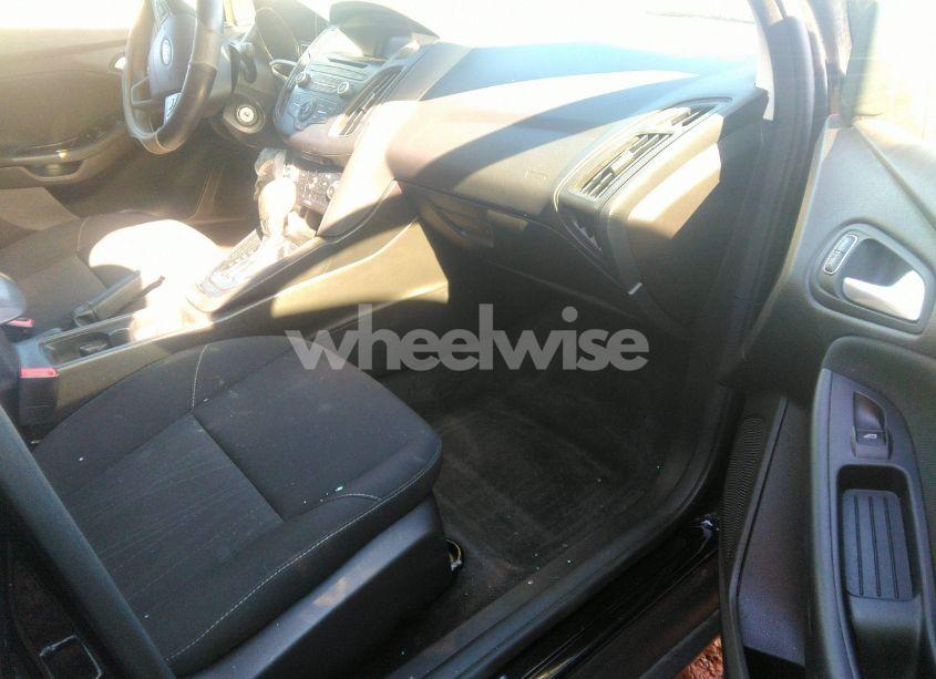 Photo 5 of 2016 Ford Focus SE (VIN 1FADP3F21GL257674)