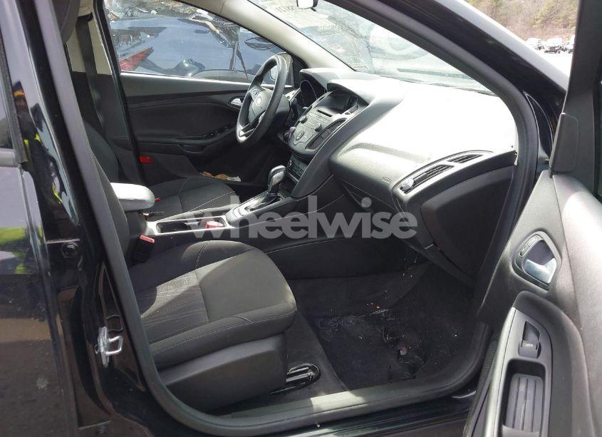 Photo 5 of 2016 Ford Focus SE (VIN 1FADP3F21GL323429)