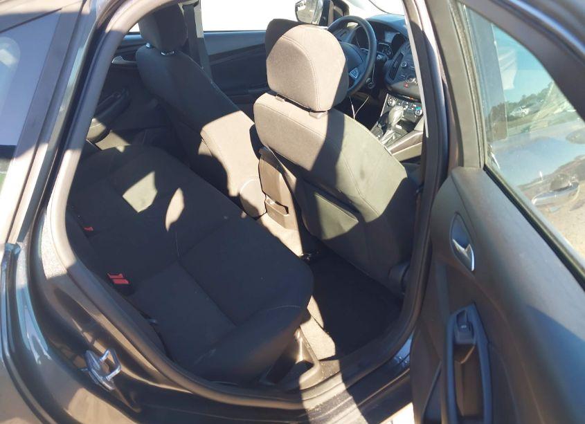 Photo 8 of 2016 Ford Focus SE (VIN 1FADP3F21GL373764)