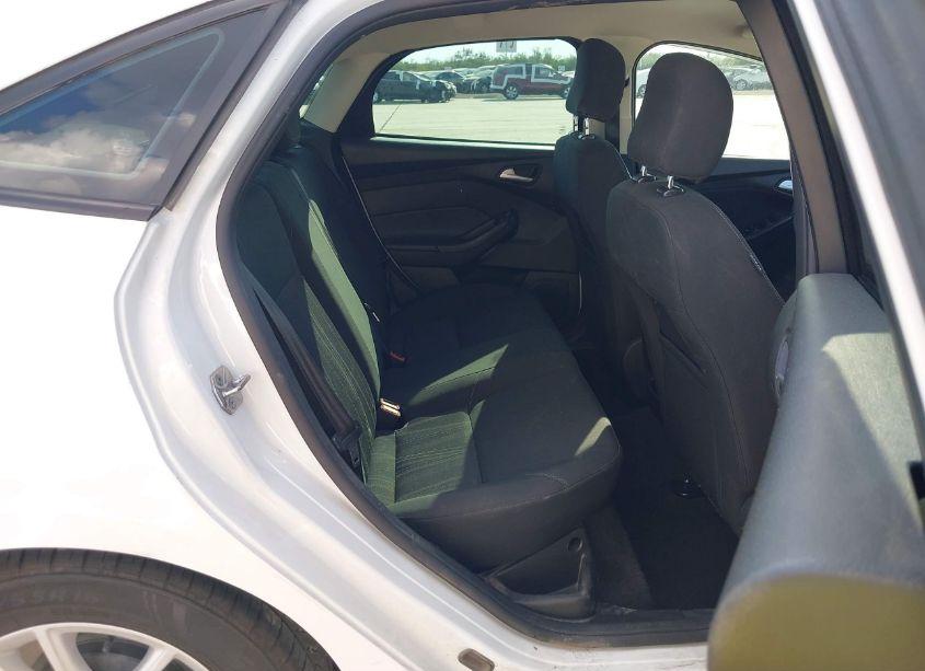 Photo 8 of 2016 Ford Focus SE (VIN 1FADP3F21GL391245)