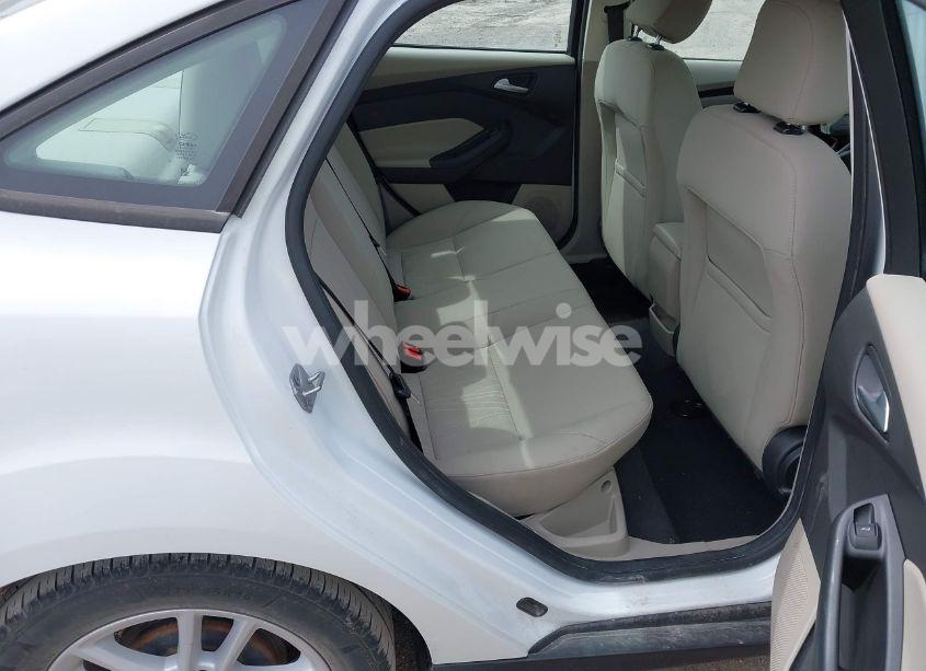 Photo 8 of 2016 Ford Focus SE (VIN 1FADP3F21GL403121)