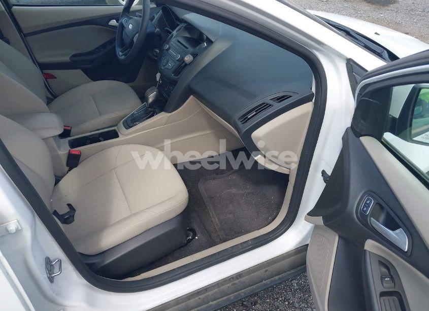 Photo 5 of 2017 Ford Focus SE (VIN 1FADP3F21HL234669)