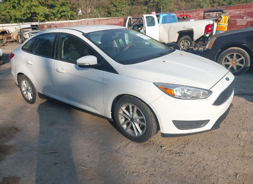 2017 Ford Focus SE (VIN 1FADP3F21HL285976) main photo