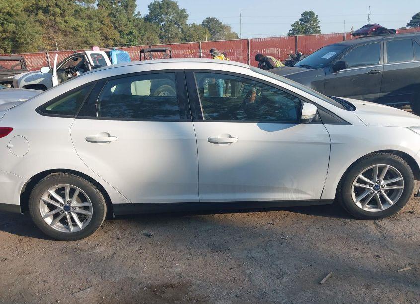 Photo 13 of 2017 Ford Focus SE (VIN 1FADP3F21HL285976)