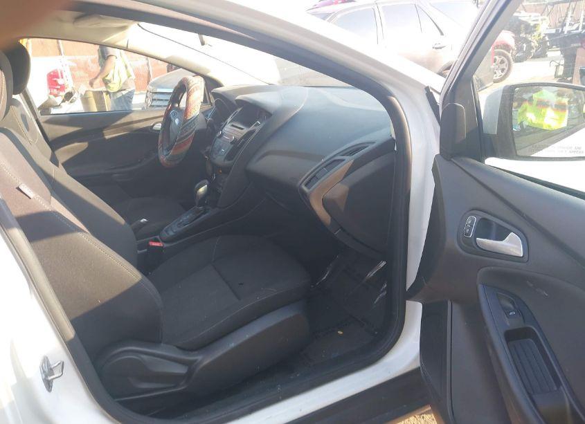 Photo 5 of 2017 Ford Focus SE (VIN 1FADP3F21HL285976)