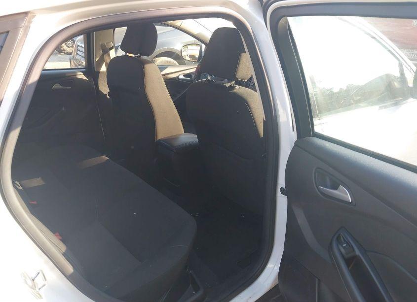 Photo 8 of 2017 Ford Focus SE (VIN 1FADP3F21HL285976)