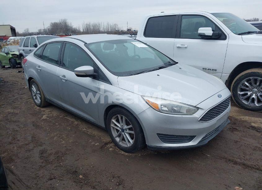 2017 Ford Focus SE (VIN 1FADP3F21HL300105) main photo