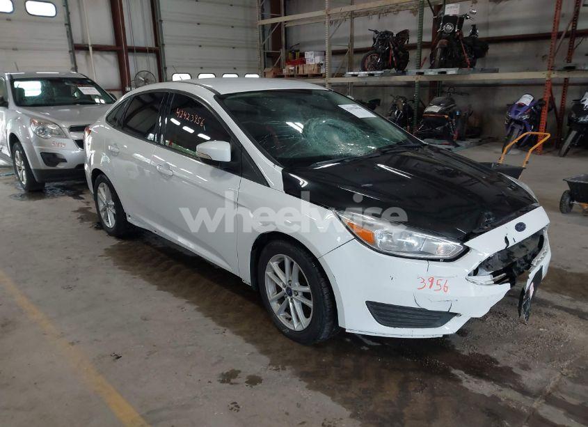 2017 Ford Focus SE (VIN 1FADP3F21HL303635) main photo