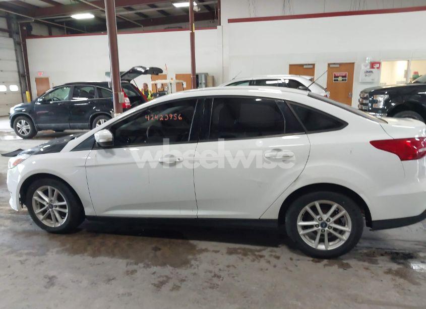 Photo 15 of 2017 Ford Focus SE (VIN 1FADP3F21HL303635)