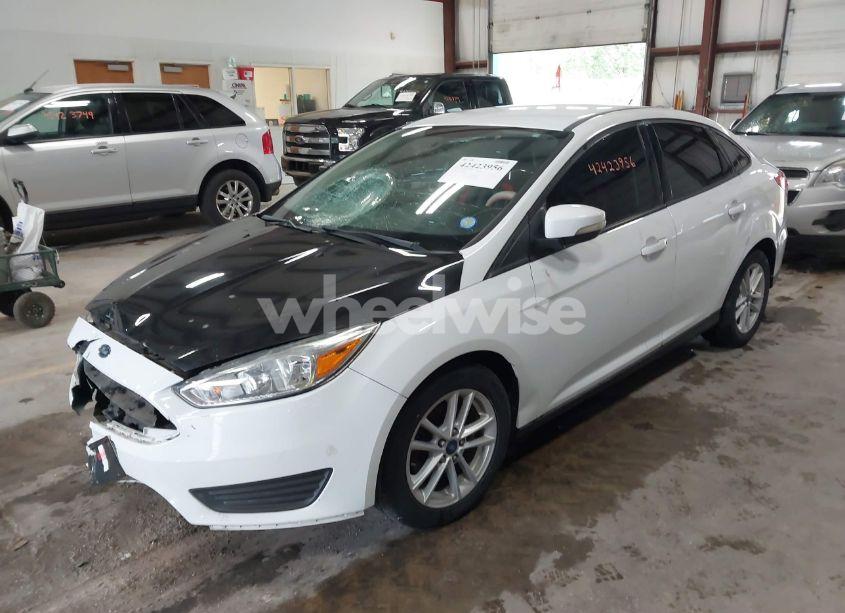 Photo 2 of 2017 Ford Focus SE (VIN 1FADP3F21HL303635)