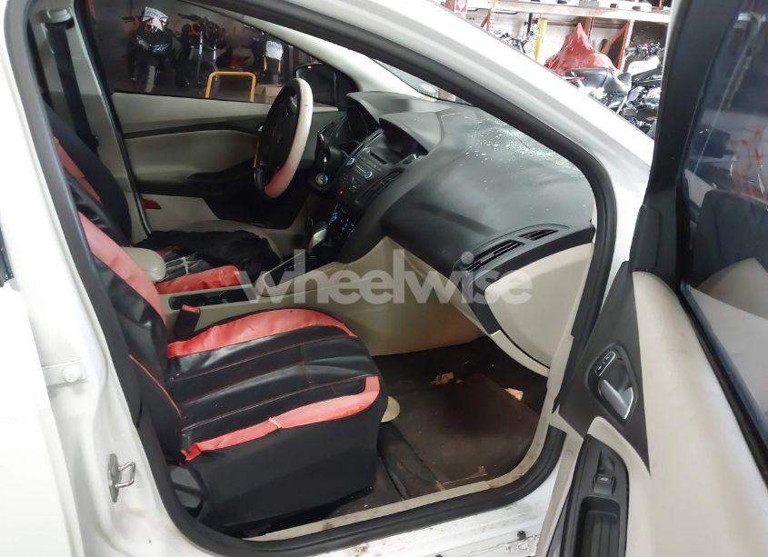 Photo 5 of 2017 Ford Focus SE (VIN 1FADP3F21HL303635)