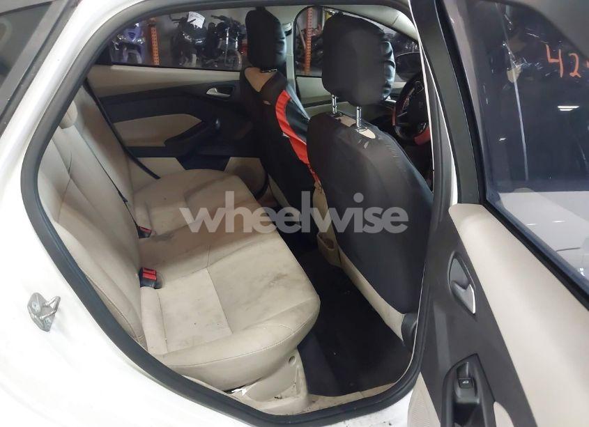 Photo 8 of 2017 Ford Focus SE (VIN 1FADP3F21HL303635)