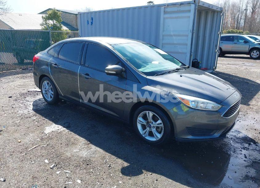 2017 Ford Focus SE (VIN 1FADP3F21HL315106) main photo
