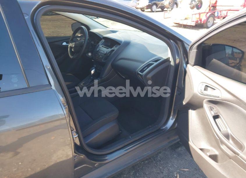 Photo 5 of 2017 Ford Focus SE (VIN 1FADP3F21HL315106)