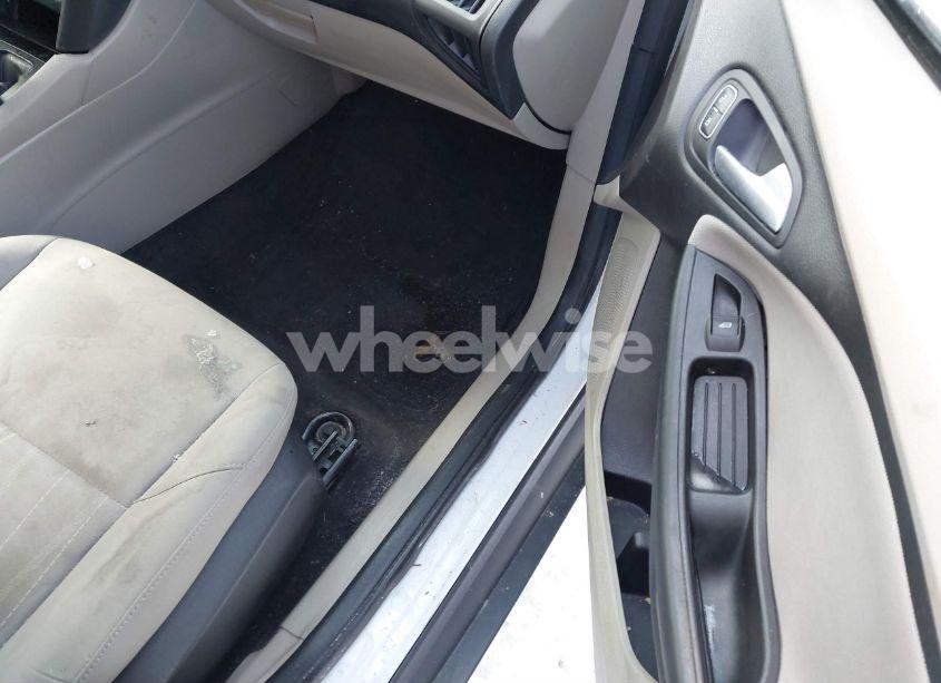 Photo 5 of 2017 Ford Focus SE (VIN 1FADP3F21HL329118)