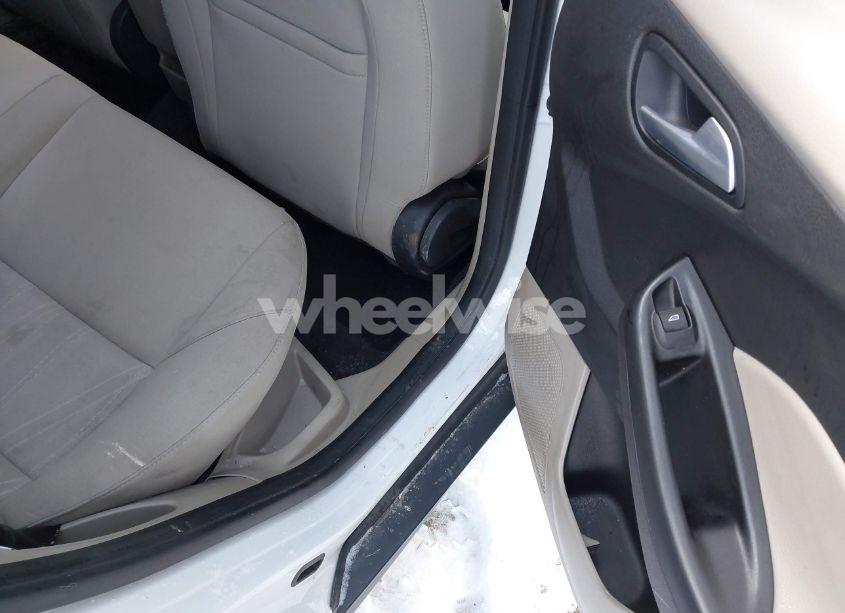 Photo 8 of 2017 Ford Focus SE (VIN 1FADP3F21HL329118)