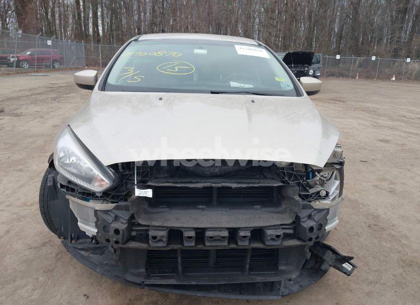 Photo 12 of 2018 Ford Focus SE (VIN 1FADP3F21JL202102)