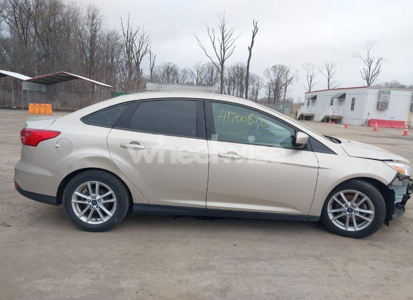 Photo 13 of 2018 Ford Focus SE (VIN 1FADP3F21JL202102)