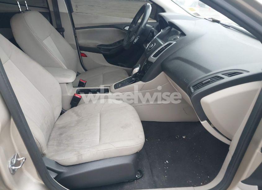 Photo 5 of 2018 Ford Focus SE (VIN 1FADP3F21JL202102)