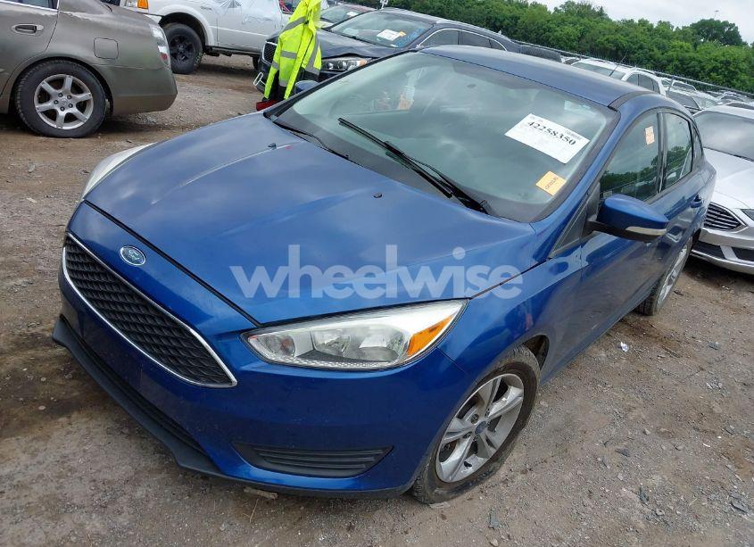 Photo 2 of 2018 Ford Focus SE (VIN 1FADP3F21JL212029)