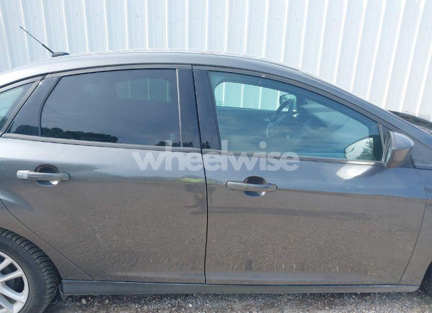 Photo 13 of 2018 Ford Focus SE (VIN 1FADP3F21JL214749)