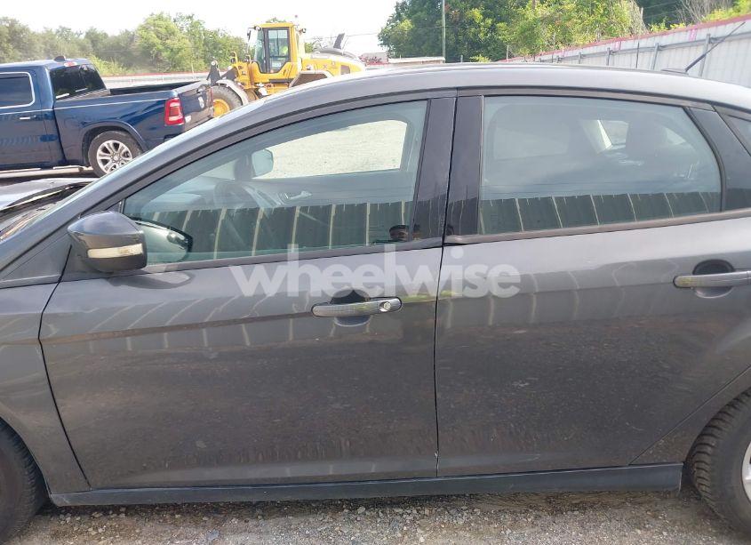 Photo 14 of 2018 Ford Focus SE (VIN 1FADP3F21JL214749)