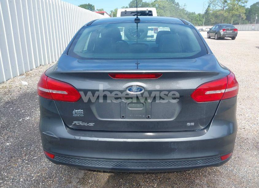 Photo 16 of 2018 Ford Focus SE (VIN 1FADP3F21JL214749)