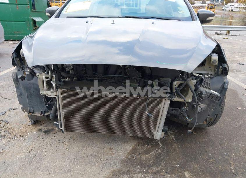 Photo 12 of 2018 Ford Focus SE (VIN 1FADP3F21JL215187)