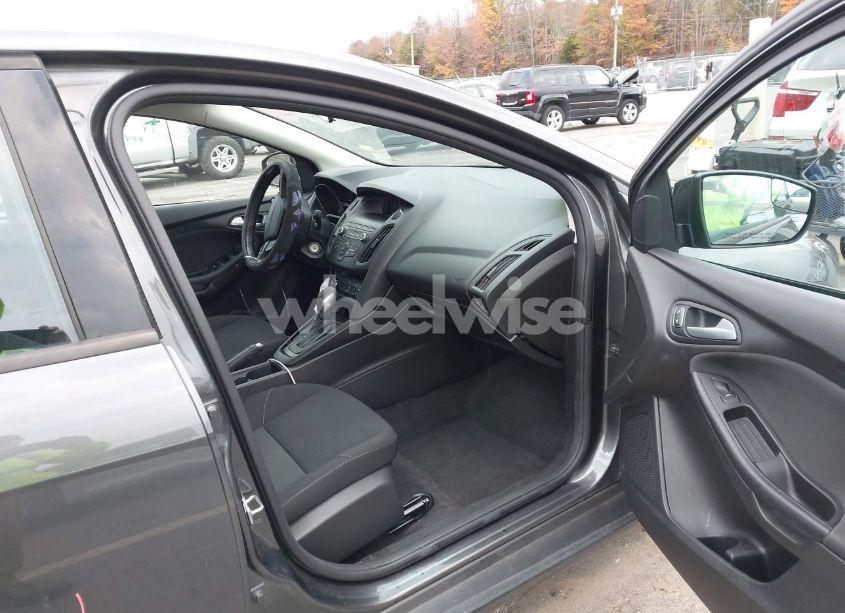 Photo 5 of 2018 Ford Focus SE (VIN 1FADP3F21JL215187)