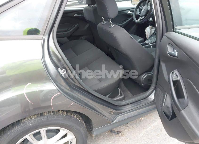 Photo 8 of 2018 Ford Focus SE (VIN 1FADP3F21JL215187)