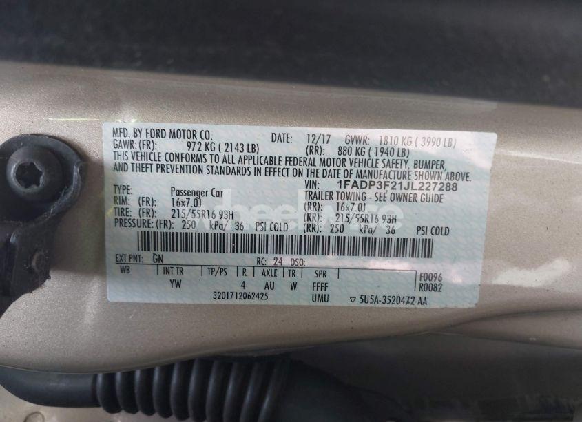 Photo 9 of 2018 Ford Focus SE (VIN 1FADP3F21JL227288)