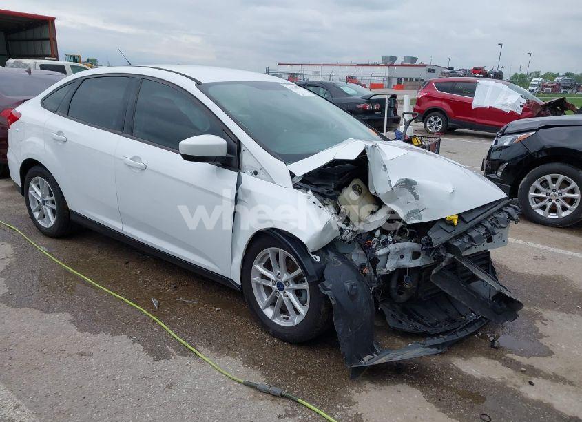 2018 Ford Focus SE (VIN 1FADP3F21JL257262) main photo