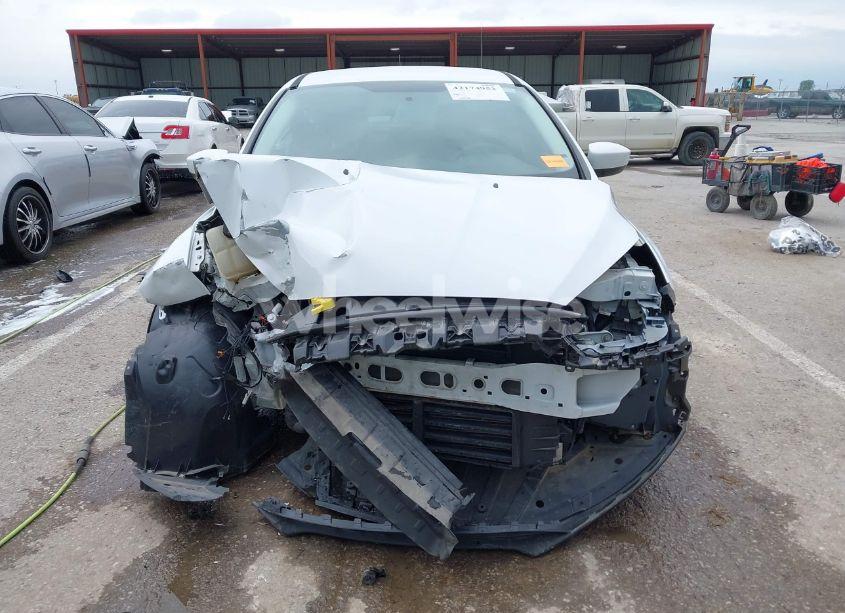 Photo 13 of 2018 Ford Focus SE (VIN 1FADP3F21JL257262)