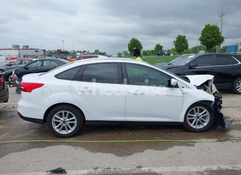 Photo 14 of 2018 Ford Focus SE (VIN 1FADP3F21JL257262)