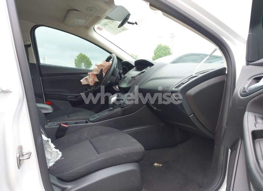 Photo 5 of 2018 Ford Focus SE (VIN 1FADP3F21JL257262)