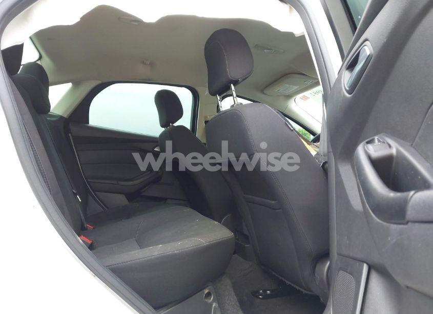 Photo 8 of 2018 Ford Focus SE (VIN 1FADP3F21JL257262)