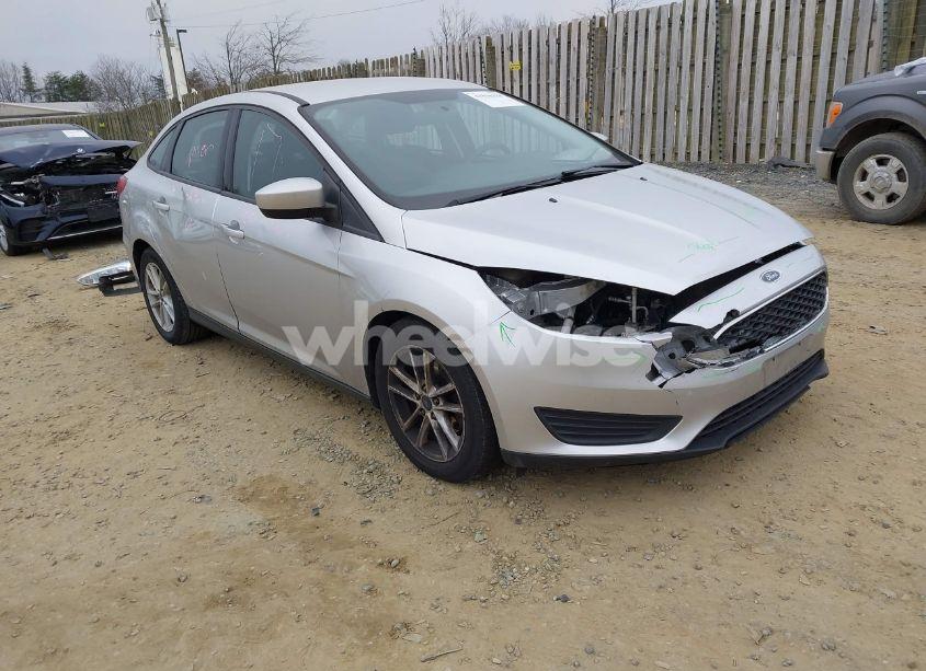 2018 Ford Focus SE (VIN 1FADP3F21JL275809) main photo