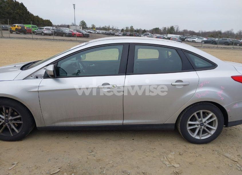 Photo 15 of 2018 Ford Focus SE (VIN 1FADP3F21JL275809)
