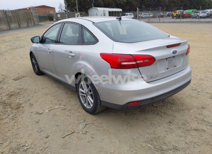 Photo 3 of 2018 Ford Focus SE (VIN 1FADP3F21JL275809)