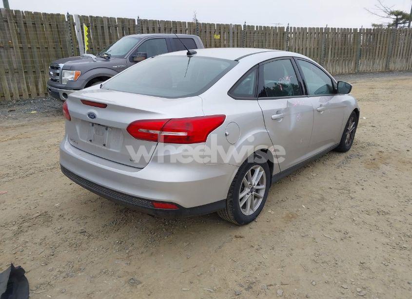 Photo 4 of 2018 Ford Focus SE (VIN 1FADP3F21JL275809)