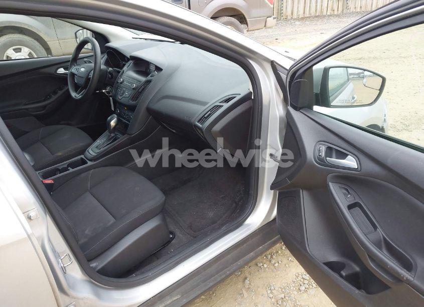 Photo 5 of 2018 Ford Focus SE (VIN 1FADP3F21JL275809)