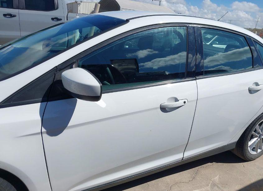 Photo 14 of 2018 Ford Focus SE (VIN 1FADP3F21JL286146)
