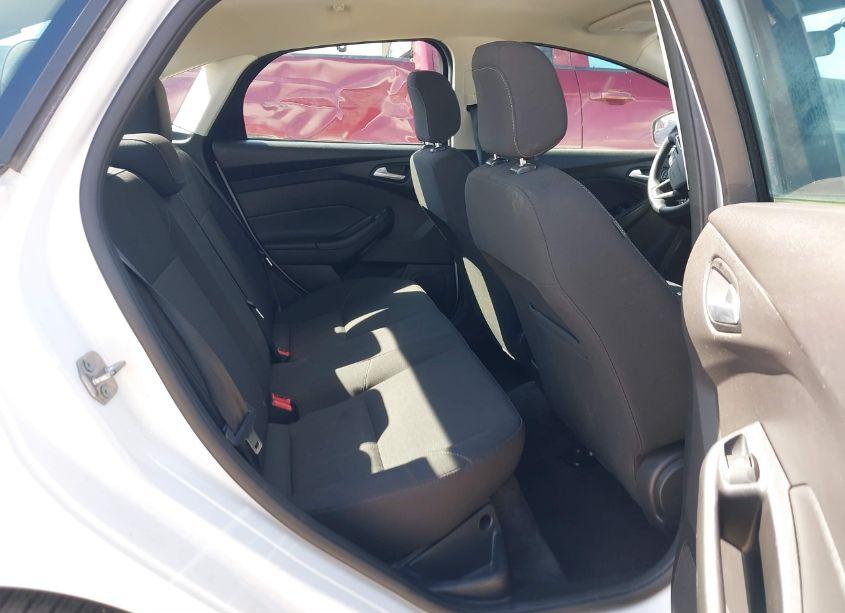 Photo 8 of 2018 Ford Focus SE (VIN 1FADP3F21JL286146)