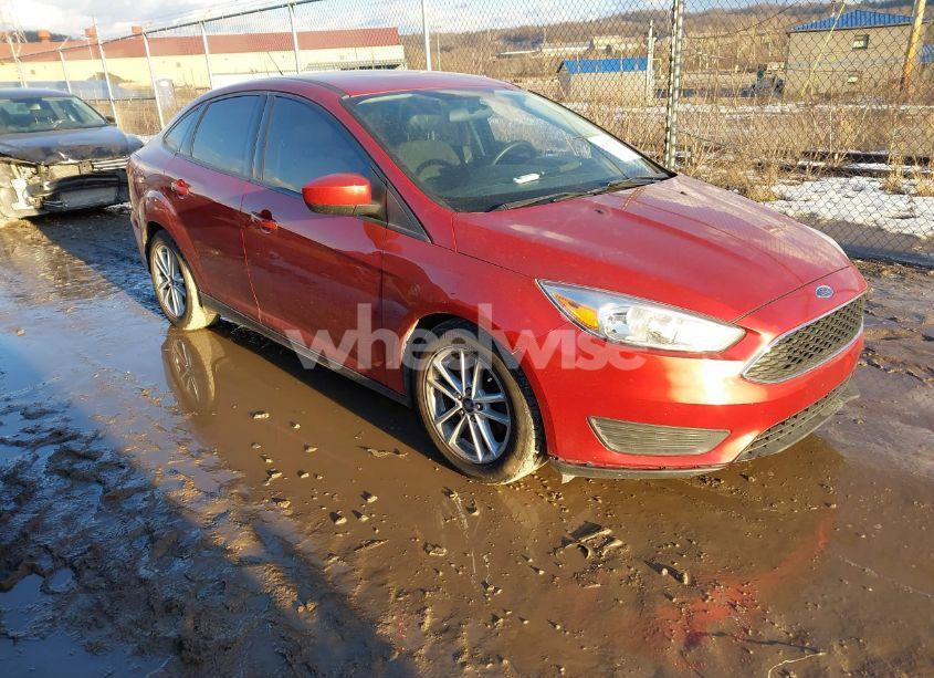 2018 Ford Focus SE (VIN 1FADP3F21JL310056) main photo
