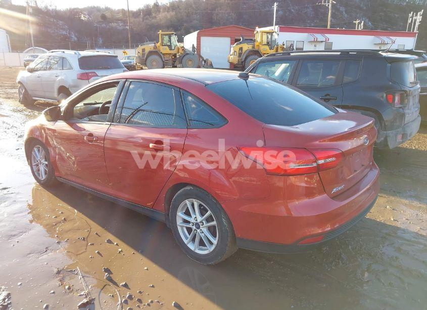 Photo 3 of 2018 Ford Focus SE (VIN 1FADP3F21JL310056)
