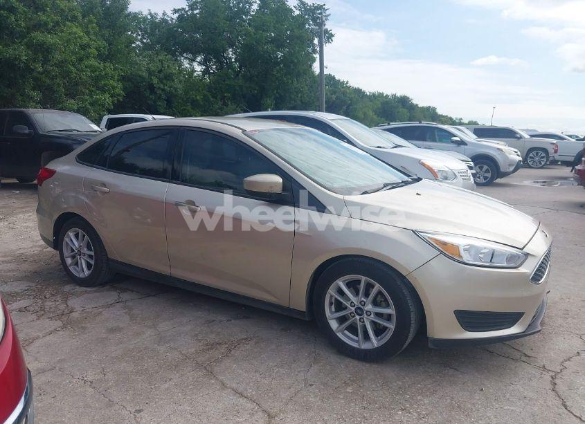 Photo 13 of 2018 Ford Focus SE (VIN 1FADP3F21JL331408)
