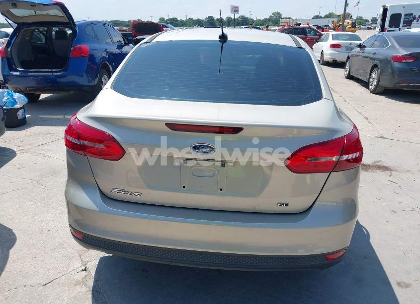 Photo 16 of 2018 Ford Focus SE (VIN 1FADP3F21JL331408)