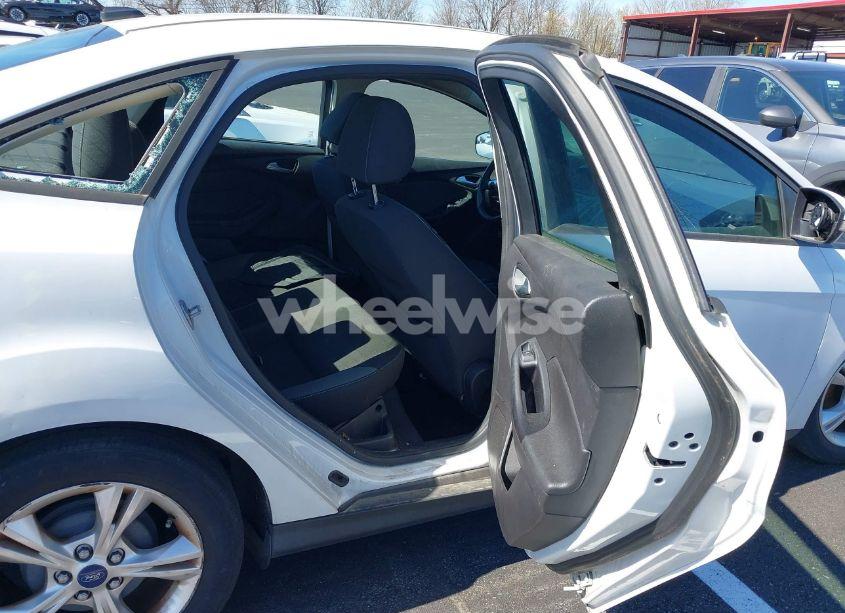 Photo 8 of 2013 Ford Focus SE (VIN 1FADP3F22DL265312)